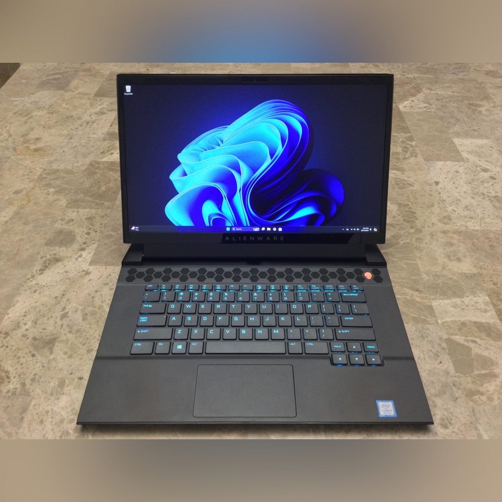 Alienware M15 R2 / GTX 1660 Ti / i5 9300H / 8GB RAM / 256GB SSD / Windows 11 Pro